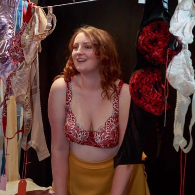 Curvy Convention Amber in Red at Ms Pomelo stand Showstopper bra